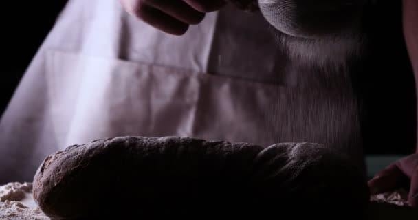 Dans Boulangerie Boulanger Après Avoir Cuit Pain Frais Saupoudre Sucre — Video