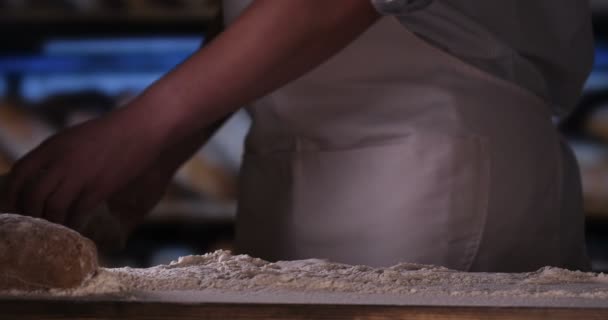 Panadería Panadero Después Hornear Pan Fresco Espolvorea Azúcar Polvo Harina — Vídeo de stock