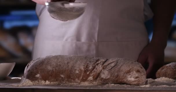Пекарне Пекарь После Выпечки Свежего Хлеба Посыпает Сахарный Порошок Муку — стоковое видео