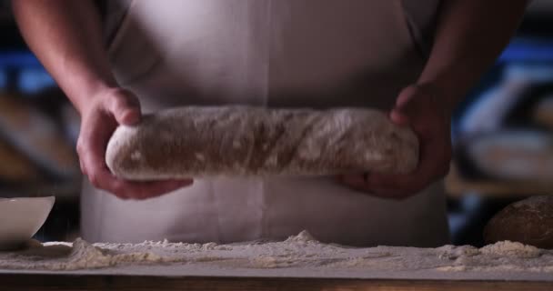 Пекарні Пекар Після Випічки Свіжого Хліба Посипає Цукровий Порошок Фрукт — стокове відео