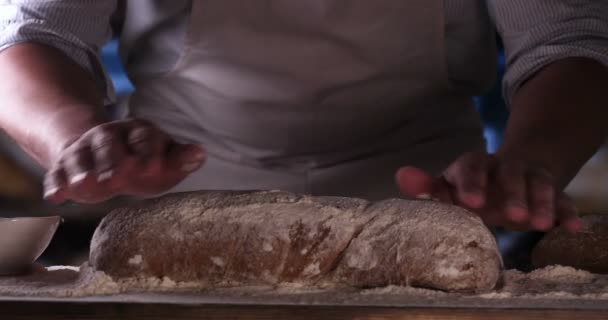 Dans Boulangerie Boulanger Après Avoir Cuit Pain Frais Saupoudre Sucre — Video