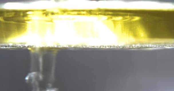 关于油中气泡的不同反应的实验 不同颜色的气泡 不同大小 不同的气泡 非常接近 — 图库视频影像