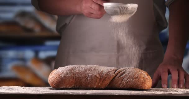 Nel Panificio Panettiere Dopo Aver Cotto Pane Fresco Spruzza Zucchero — Video Stock