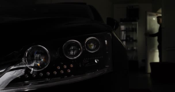 Uomo Garage Servizio Auto Controlla Allarme Auto Poi Spegne Entra — Video Stock