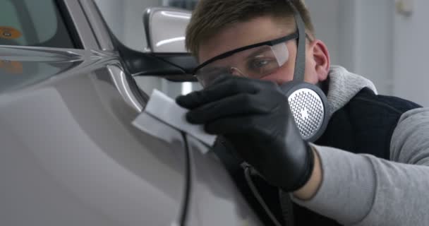 Ein Professioneller Männlicher Knabe Meister Der Keramik Eines Autos Legt — Stockvideo