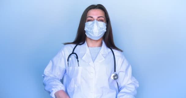 Muchacha Retrato Mujer Uniforme Médico Una Máscara Cara Está Pie — Vídeo de stock