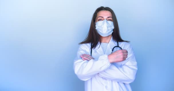 Портрет Дівчина Жінка Медичній Формі Маска Обличчі Стоїть Приході Стаціонарі — стокове відео