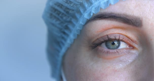 Muchacha Retrato Mujer Uniforme Médico Una Máscara Cara Está Pie — Vídeos de Stock