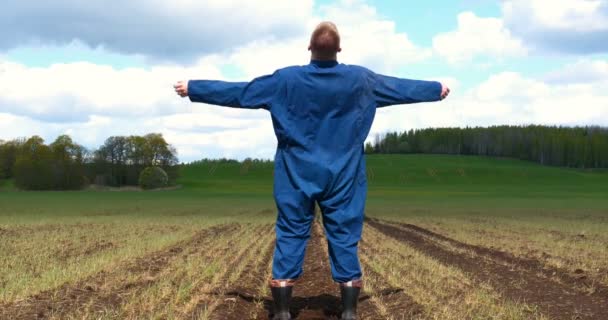 Handen Van Boer Kweken Voeden Boom Groeien Vruchtbare Grond Met — Stockvideo