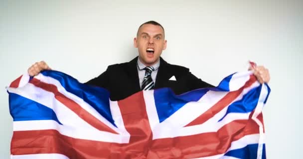 スローモーションでは 何が起こっているかに満足して彼の手に旗を持っている感情に英国の英国 英国人 のファンです の概念 ブレグジットアウト — ストック動画