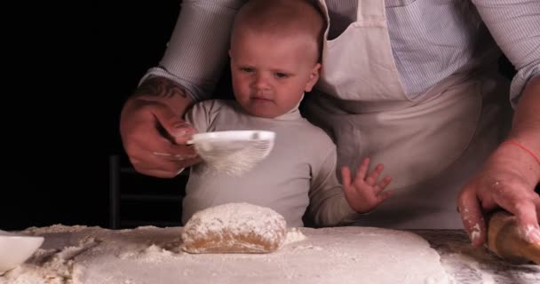 Niño Pequeño Sobre Fondo Negro Ayuda Padre Papá Chef Preparación — Vídeo de stock