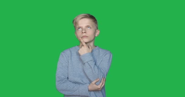 在变色龙的背景下慢动作时 一个年轻人 表现出不同的情感 绿色背景 真感情 战斗机 — 图库视频影像