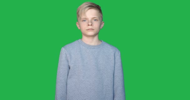 Замедленной Съемке Фоне Хромаки Молодой Парень Мальчик Проявляет Разные Эмоции — стоковое видео