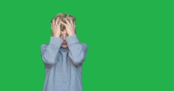 Slow Motion Bakgrunden Chromakey Visar Ung Kille Pojke Olika Känslor — Stockvideo