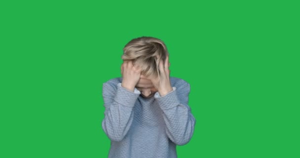 Slow Motion Bakgrunden Chromakey Visar Ung Kille Pojke Olika Känslor — Stockvideo