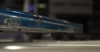 Polis binasında (istasyon) polis ulaşım (araba) sinyal ışıklarını kontrol eder ve araçlardaki sinyal ışıkları tetiklenir. Konsept: Ambulans, Alarm, Yavaş Hareket, Çok Yakın