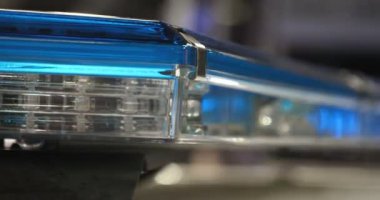 Polis binasında (istasyon) polis ulaşım (araba) sinyal ışıklarını kontrol eder ve araçlardaki sinyal ışıkları tetiklenir. Konsept: Ambulans, Alarm, Yavaş Hareket, Çok Yakın