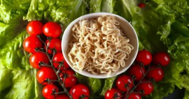 Beyaz eldiven bir şef bir deniz yemeği (salata) hazırlanan, karides parmesan peyniri sürtünme ve Çin çubukları kullanarak üstüne limon suyu sıkma ile süsler, sonra tatma. Kiraz domates arka plan.