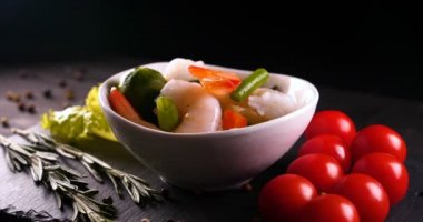 Beyaz eldiven bir şef bir deniz yemeği (salata) hazırlanan, karides parmesan peyniri sürtünme ve Çin çubukları kullanarak üstüne limon suyu sıkma ile süsler, sonra tatma. Kiraz domates arka plan.