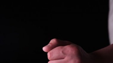 Siyah bir arka plan üzerinde yavaş çekimde, tuz (un) bir yandan strewed olduğunu. Konsept: Zaman, Mutfak, Yaşam, El, Kristal, Kristal Tuz.