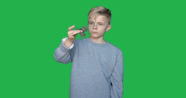 Bir Kromakeyin Arka Planında Yavaş Çekimde Genç Bir Erkek Çocuk — Stok video