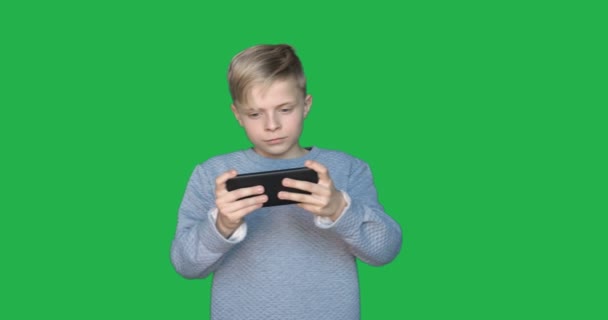 クロマキーを背景にしたスローモーションでは 若い男 が異なる感情を示しています コンセプト 緑の背景 クロマキー リアル感 戦闘機 のように ファッション — ストック動画