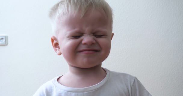 Ένα Μικρό Αγόρι Παιδί Είναι Πολύ Χαρούμενο Άλμα Στον Καναπέ — Αρχείο Βίντεο