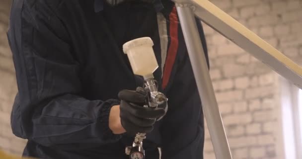 Zeitlupe Stellt Ein Professioneller Mann Typ Einer Garage Service Arbeitskleidung — Stockvideo