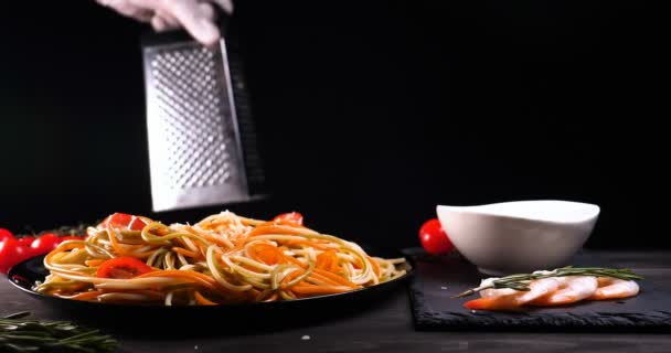 在家里 在餐馆里 厨师将烤好的意大利面奶酪装饰在厨房的烤架上 并加入酱汁 华丽的菜 慢动作 — 图库视频影像