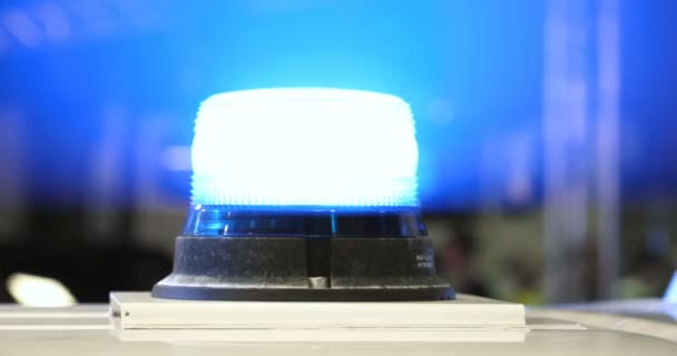 在警察大楼 警察运输 检查信号灯 并触发车辆上的信号灯 救护车 慢动作 非常接近 — 图库视频影像