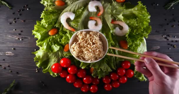 Chef Gants Blancs Préparé Plat Mer Salade Décoré Crevettes Frottant — Video