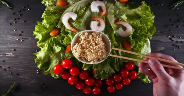 Een Chef Kok Witte Handschoenen Bereidde Een Zeegerecht Salade Decoreert — Stockvideo