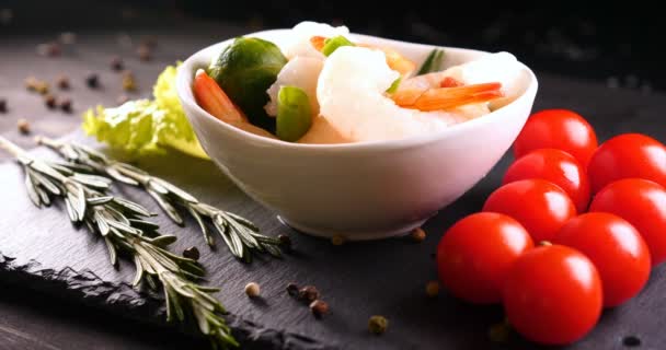 Chef Con Guantes Blancos Preparó Plato Mar Ensalada Decora Con — Vídeos de Stock