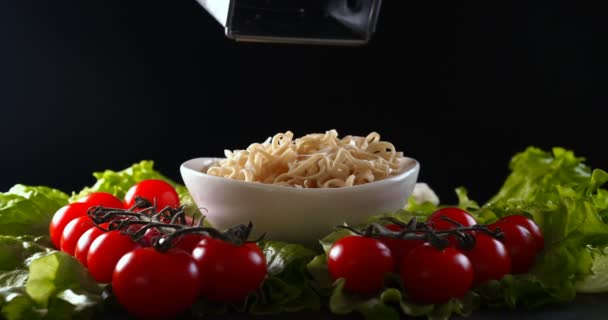 Ein Koch Weißen Handschuhen Bereitet Ein Meeresgericht Salat Garniert Mit — Stockvideo