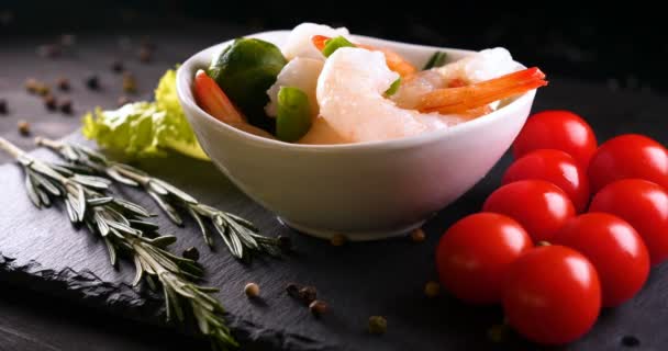 Een Chef Kok Witte Handschoenen Bereidde Een Zeegerecht Salade Decoreert — Stockvideo