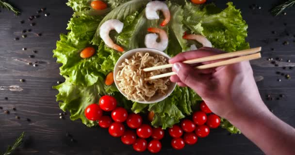 Chef Con Guantes Blancos Preparó Plato Mar Ensalada Decora Con — Vídeo de stock