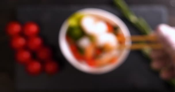 Chef Luvas Brancas Preparou Prato Marinho Salada Decora Com Camarões — Vídeo de Stock
