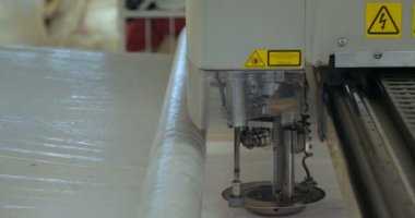 Otomatik tek başlı tek başlı iğne bilgisayar nakış makinesi / bilgisayar dikiş makineleri kumaşa çeşitli şeritler dikiyor. Otomatik dikiş makinesi, iş, giysi, tekstil kavramı.