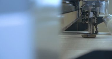 Otomatik tek başlı tek başlı iğne bilgisayar nakış makinesi / bilgisayar dikiş makineleri kumaşa çeşitli şeritler dikiyor. Otomatik dikiş makinesi, iş, giysi, tekstil kavramı.