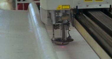 Otomatik tek başlı tek başlı iğne bilgisayar nakış makinesi / bilgisayar dikiş makineleri kumaşa çeşitli şeritler dikiyor. Otomatik dikiş makinesi, iş, giysi, tekstil kavramı.
