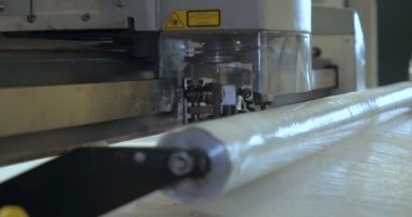 Otomatik tek başlı tek başlı iğne bilgisayar nakış makinesi / bilgisayar dikiş makineleri kumaşa çeşitli şeritler dikiyor. Otomatik dikiş makinesi, iş, giysi, tekstil kavramı.