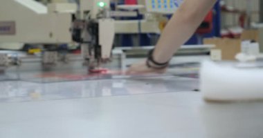 Otomatik tek başlı tek başlı iğne bilgisayar nakış makinesi / bilgisayar dikiş makineleri kumaşa çeşitli şeritler dikiyor. Otomatik dikiş makinesi, iş, giysi, tekstil kavramı.