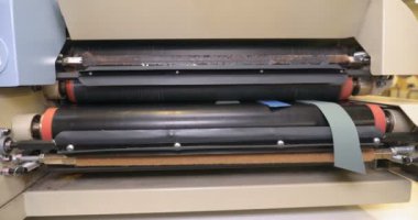 Otomatik tek başlı tek başlı iğne bilgisayar nakış makinesi / bilgisayar dikiş makineleri kumaşa çeşitli şeritler dikiyor. Otomatik dikiş makinesi, iş, giysi, tekstil kavramı.