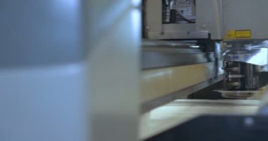 Otomatik tek başlı tek başlı iğne bilgisayar nakış makinesi / bilgisayar dikiş makineleri kumaşa çeşitli şeritler dikiyor. Otomatik dikiş makinesi, iş, giysi, tekstil kavramı.