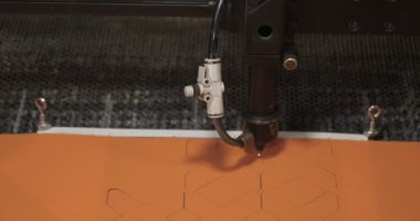 Otomatik tek başlı tek başlı iğne bilgisayar nakış makinesi / bilgisayar dikiş makineleri kumaşa çeşitli şeritler dikiyor. Otomatik dikiş makinesi, iş, giysi, tekstil kavramı.