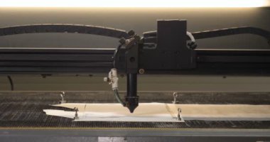 Otomatik tek başlı tek başlı iğne bilgisayar nakış makinesi / bilgisayar dikiş makineleri kumaşa çeşitli şeritler dikiyor. Otomatik dikiş makinesi, iş, giysi, tekstil kavramı.