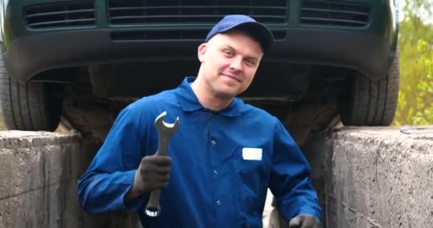 Příjemný Opravák Aut Ulici Opraví Motor Spodní Část Vozu Ukazuje — Stock video