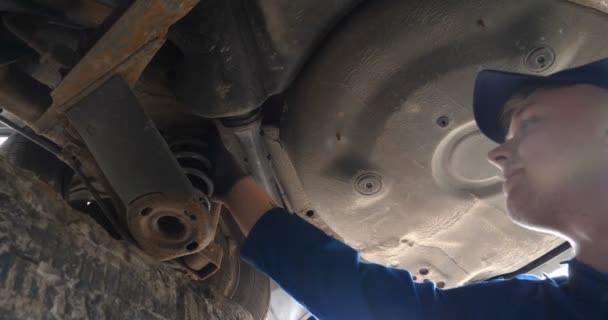 Een Vrolijke Auto Reparman Straat Repareert Motor Het Onderste Deel — Stockvideo