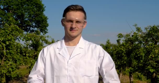 Młody Przystojny Mężczyzna Biolog Lub Agronom Bierze Analizy Liści Wilgoci — Wideo stockowe