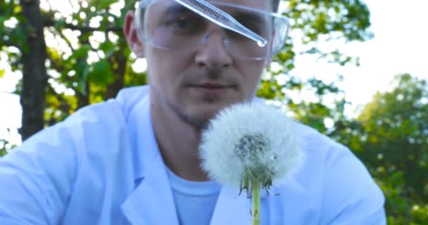 Genç Yakışıklı Erkek Biyolog Veya Agronomist Beyaz Bir Ceket Gözlük — Stok video